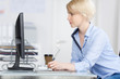 junge frau arbeitet mit zeichentablet am computer