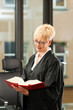 Anwältin mit Gesetzbuch und Robe
