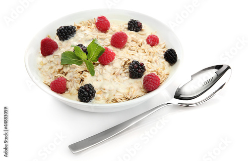 Foto: tasty oatmeal with berries, isolated on white tasty oatmeal with berries, isolated on white