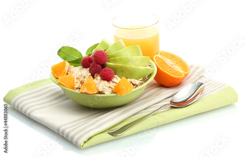 Foto: tasty oatmeal with raspberry and fruits, isolated on white tasty oatmeal with raspberry and fruits, isolated on white