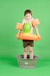 Junge mit Badesachen