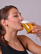 frau trinkt bier