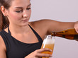 schöne frau mit bier