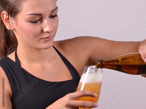 Photo: schöne frau mit bier schöne frau mit bier