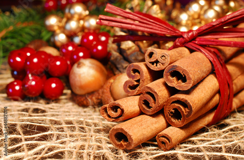 Photo: Weihnachsdekoration mit Zimtstangen und Eicheln Weihnachsdekoration mit Zimtstangen und Eicheln