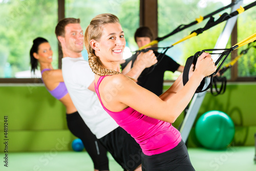Photo: Fitness - Leute beim Suspension training Fitness - Leute beim Suspension training