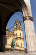 München Blick durch die Feldherrenhalle zur Theatinerkirche