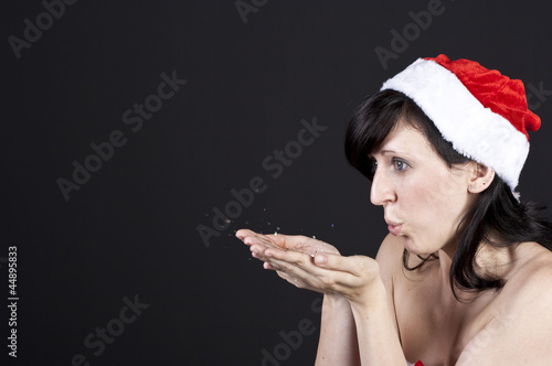 Photo: pustende Weihnachtsfrau pustende Weihnachtsfrau