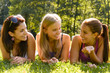Foto: Teen women talking and relaxing in park Teen women talking and relaxing in park