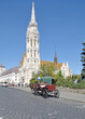 die Matthiaskirche mit Fiaker in Budapest auf dem Burgberg