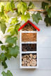 Foto: Insektenhotel an Gartenhaus Insektenhotel an Gartenhaus