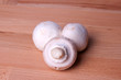 Frischer Wiesenchampignon auf Holzplatte