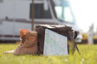 Wanderstiefel mit Karte und Rucksack