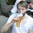 Mann im Biergarten