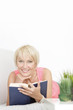 Frau liest ein Buch