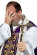 Katholischer Priester verzweifelt