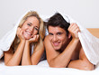 Paar hat Spass im Bett. Lachen, Freude und Erotik