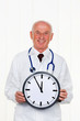 Arzt mit Uhr 5 vor 12