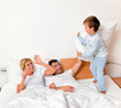 Familie im Bett