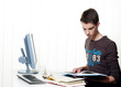Junger Student beim lernen