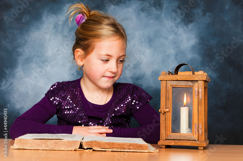 Photo: Kind mit Buch und Laterne in der Adventzeit Kind mit Buch und Laterne in der Adventzeit