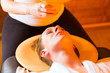 Frau genießt eine Ayurveda Ölmassage