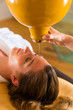 Frau genießt eine Ayurveda Ölmassage