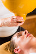 Frau genießt eine Ayurveda Ölmassage