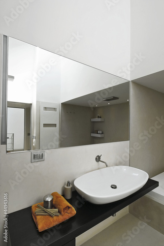 Photo: dettaglio del lavabo nel bagno moderno, dettaglio del lavabo nel bagno moderno,