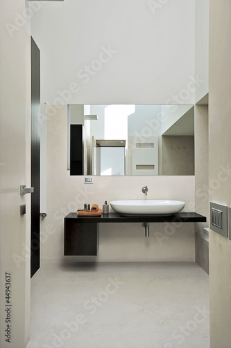 Photo: bagno moderno con grande specchio bagno moderno con grande specchio
