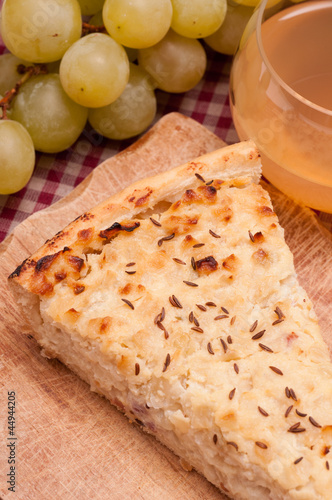 Photo: Neuer Wein und Zwiebelkuchen Neuer Wein und Zwiebelkuchen