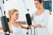 Patientin bei der Physiotherapie