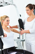 Patientin bei der Physiotherapie