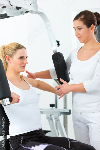 Photo: Patientin bei der Physiotherapie Patientin bei der Physiotherapie