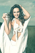 Foto: Fashionable brunette posing outdoor. Fashionable brunette posing outdoor.