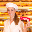 Bäckerin verkauft Brot in Bäckerei