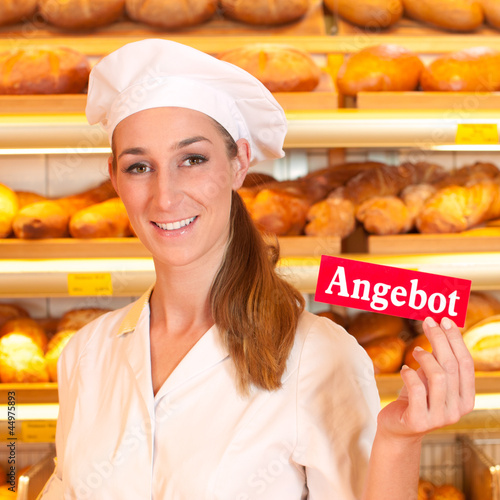 Photo: Bäckerin verkauft Brot in Bäckerei Bäckerin verkauft Brot in Bäckerei