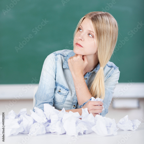 Photo: schülerin zerknüllt papier schülerin zerknüllt papier