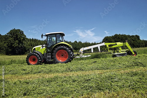 Photo: Grasmähen für die Tierfütterung Grasmähen für die Tierfütterung