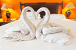 Foto: lune de miel, pliage serviettes : cygnes amoureux lune de miel, pliage serviettes : cygnes amoureux
