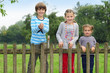Photo: Kinder schauen über den Zaun Kinder schauen über den Zaun