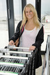 Junge Frau mit Einkaufswagen