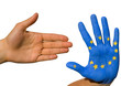 Eine Hand mit europäischer Flagge und eine ohne