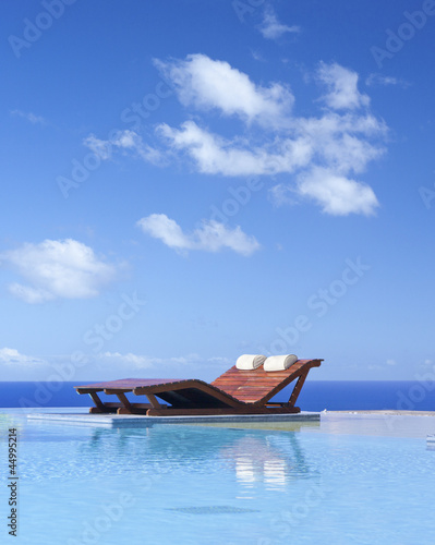 Photo: lit de soleil sur piscine à débordement lit de soleil sur piscine à débordement