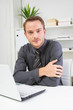 Seriöser junger Mann im Büro