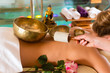 Frau bei Wellness und Klangschalen Massage