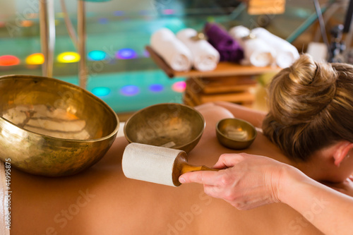 Photo: Frau bei Wellness und Klangschalen Massage Frau bei Wellness und Klangschalen Massage