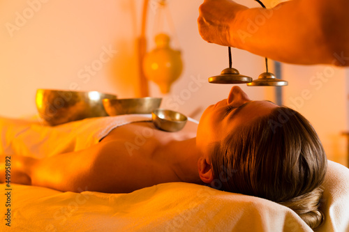 Photo: Frau bei Wellness und Klangschalen Massage Frau bei Wellness und Klangschalen Massage