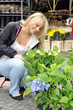 Junge Frau kauft Blumen