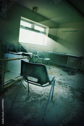 Foto: derelict office derelict office